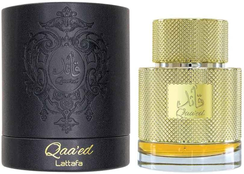 Perfume árabe masculino Qaa’ed Lattafa – frasco dourado texturizado com tampa robusta e embalagem cilíndrica preta com detalhes em relevo, fragrância oriental intensa e marcante.